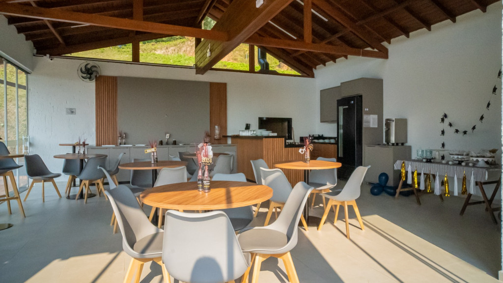 Casa de Condomínio à venda com 4 quartos, 234m² - Foto 2