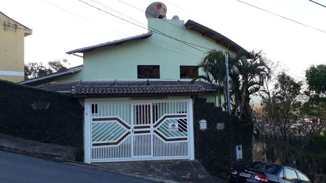 Casa à venda com 4 quartos, 200m² - Foto 1