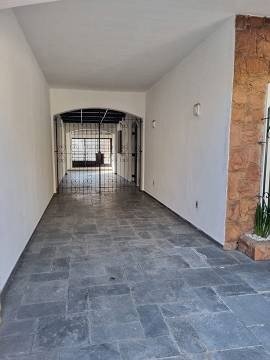 Casa para alugar com 3 quartos, 220m² - Foto 1