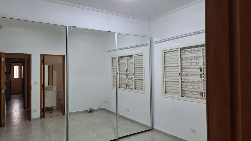 Casa à venda com 5 quartos, 300m² - Foto 1