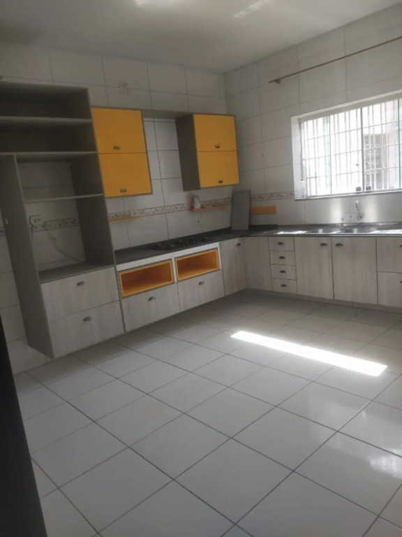 Casa à venda com 3 quartos, 300m² - Foto 2