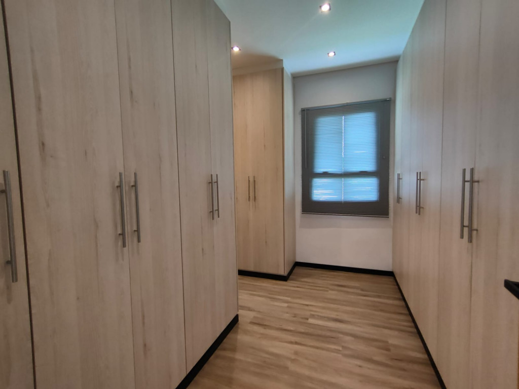 Casa de Condomínio à venda com 3 quartos, 350m² - Foto 11