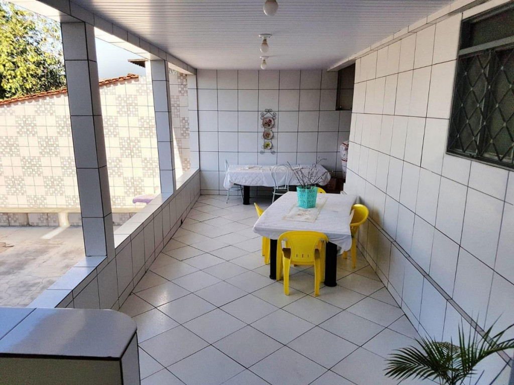 Casa à venda com 3 quartos, 230m² - Foto 2